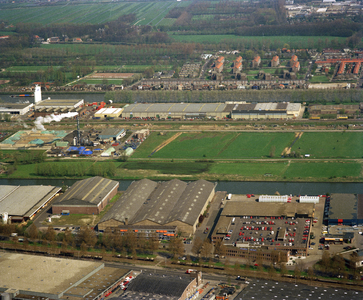 805576 Luchtfoto van een deel van het industrieterrein Lage Weide te Utrecht met in het midden de Recycling Centrale ...
